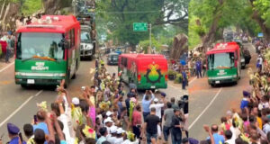 প্রধানমন্ত্রীকে স্বাগত জানাতে সিলেটে বৃষ্টির মধ্যেও জনতার ঢল