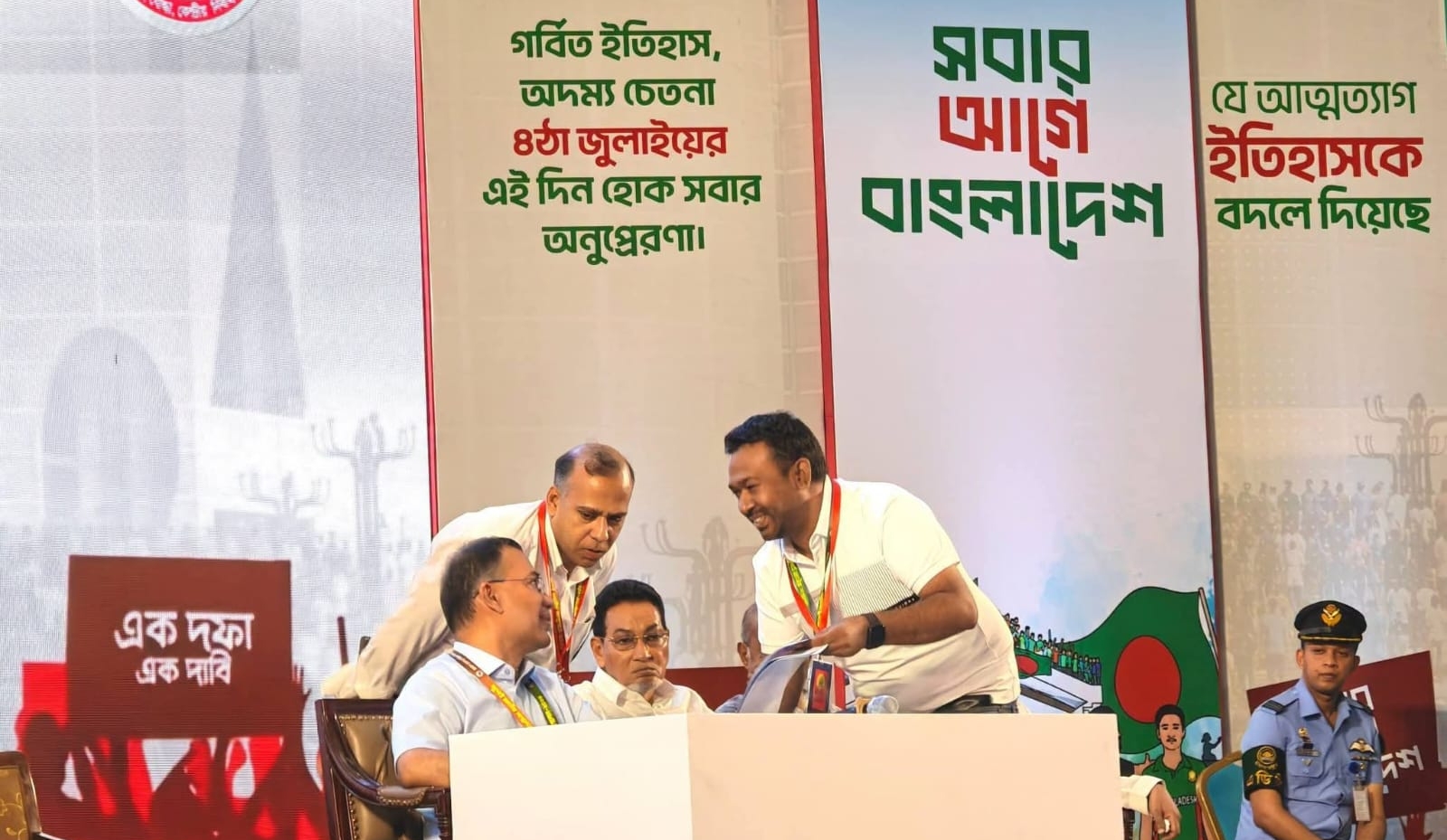 তারেক রহমানের হাতে জুলাইয়ের আলোকচিত্র তুলে দিলেন গুলিবিদ্ধ ছাত্রদল নেতা মিলাদ