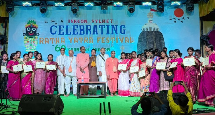 রথযাত্রায় চা-বাগানের শিক্ষার্থীদের মধ্যে সনদ বিতরণ