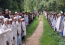 সরকারি জায়গা উদ্ধার না করে কবরস্থানের ওপর দিয়ে রাস্তা নির্মাণের প্রতিবাদে মানববন্ধন