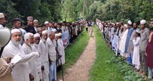 সরকারি জায়গা উদ্ধার না করে কবরস্থানের ওপর দিয়ে রাস্তা নির্মাণের প্রতিবাদে মানববন্ধন
