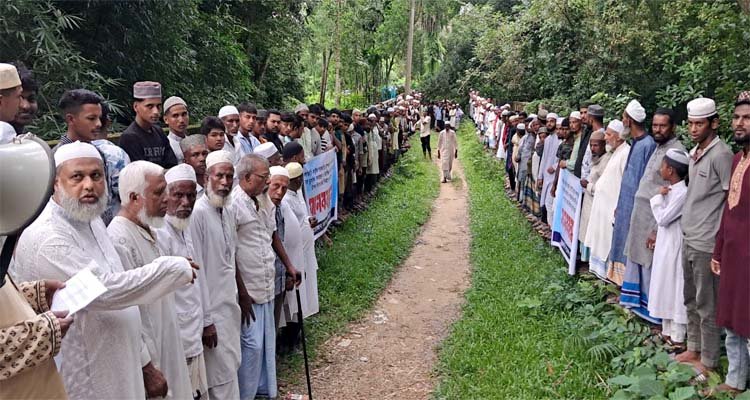 সরকারি জায়গা উদ্ধার না করে কবরস্থানের ওপর দিয়ে রাস্তা নির্মাণের প্রতিবাদে মানববন্ধন