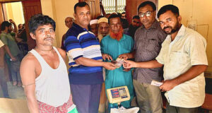 ক্ষতিগ্রস্ত কৃষকদের চোখে মুখে যে স্বস্তির হাসি