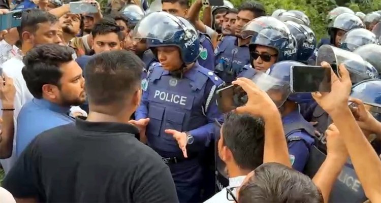 পুলিশের ব্যারিকেড ভেঙে শ্রীমঙ্গল থেকে হবিগঞ্জের পথে এনসিপির নেতারা