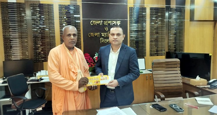 নতুন ডিসির হাতে রথযাত্রার নিমন্ত্রণ তুলে দিলেন মহারাজ
