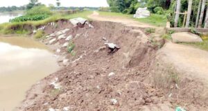 সুরমার ভাঙনে আতঙ্কে  নির্ঘুম রাত কাটছে নদীপারের মানুষ
