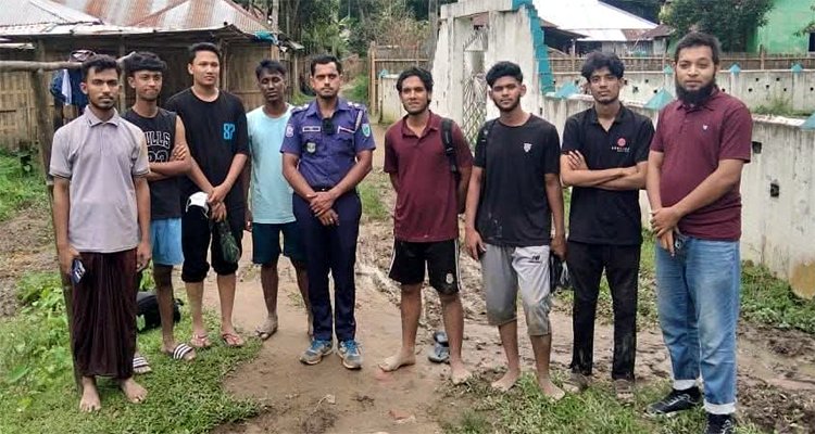 কমলগঞ্জে হামহাম জলপ্রপাতে আটকে পড়া ১০ পর্যটক উদ্ধার