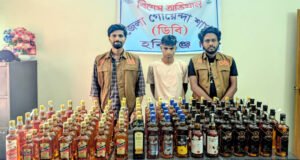 ডিবির অভিযানে বিপুল পরিমাণ বিদেশি মদসহ মাদক কারবারি আটক