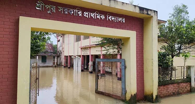 মৌলভীবাজারে ধলাই নদীর বাঁধের দুই স্থানে ভেঙ্গে ২৫ গ্রাম প্লাবিত