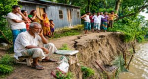 আজমিরীগঞ্জে কুশিয়ারার ভয়াল ভাঙনে বিলীন হচ্ছে বসতভিটা
