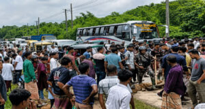 জৈন্তাপুরে অবৈধ পাথরবাহী ট্রাক আটক।। মহাসড়ক অবরোধ।। বিজিবির  ফাঁকা গুলি বর্ষণ