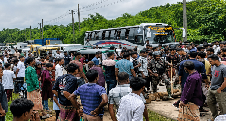 জৈন্তাপুরে অবৈধ পাথরবাহী ট্রাক আটক।। মহাসড়ক অবরোধ।। বিজিবির  ফাঁকা গুলি বর্ষণ