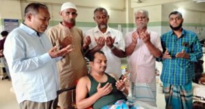 অসুস্থ আব্দুল খালিকের শয্যাপাশে জেলা রিক্সা শ্রমিক ইউনিয়নের নেতৃবৃন্দ