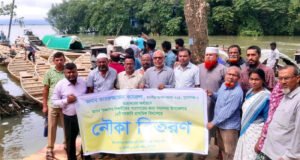 হাওর পাড়ের ১৬ প্রাথমিক বিদ্যালয়ের শিক্ষার্থীরা পেল যাতায়াতের নৌকা