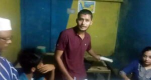 চা দোকানে বন্ধুদের নিয়ে এইচএসসির খাতা দেখছিলেন শিক্ষক, উত্তরপত্রসহ ধরা