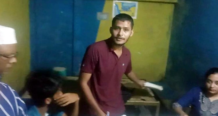 চা দোকানে বন্ধুদের নিয়ে এইচএসসির খাতা দেখছিলেন শিক্ষক, উত্তরপত্রসহ ধরা