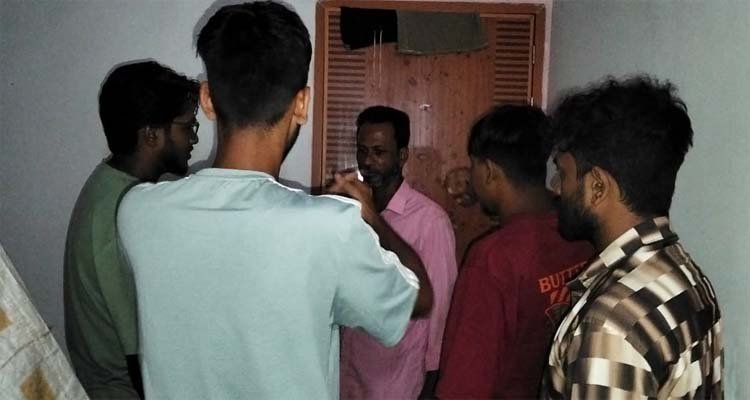 এনসিপি সন্ত্রাসীদের হামলায় গৃহবন্দী রুহেলের পরিবার: আইনশৃঙ্খলা বাহিনীও নিষ্ক্রিয়