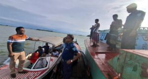 নদী থেকে বালু লুটে চার জনের কারাদণ্ড, বাল্কহেড নৌকা জব্দ