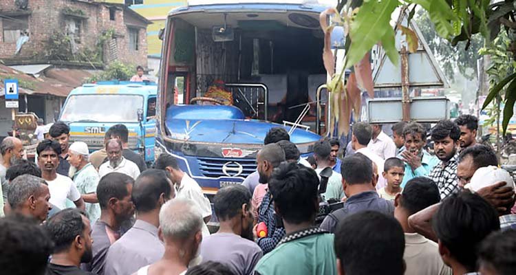 সড়ক দুর্ঘটনায় দুই জেলায় নিভল ১৫ জনের প্রাণ