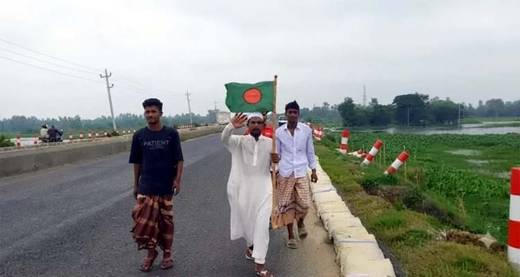 স্বপ্নে হজ দেখে পায়ে হেঁটে মক্কার পথে দিনমজুর দুলাল