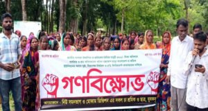 দৈনিক মজুরি ৫০০ টাকার দাবিতে বড়লেখায় চা বাগানে গণবিক্ষোভ
