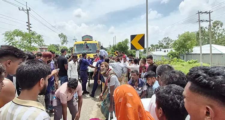 ট্রাক-পিকআপের মুখোমুখি সংঘর্ষে নিহত ৪