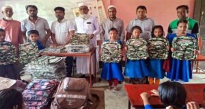 গদার মহল সরকারি প্রাথমিক বিদ্যালয়ের শিক্ষার্থীদের মাঝে স্কুলব্যাগ বিতরণ