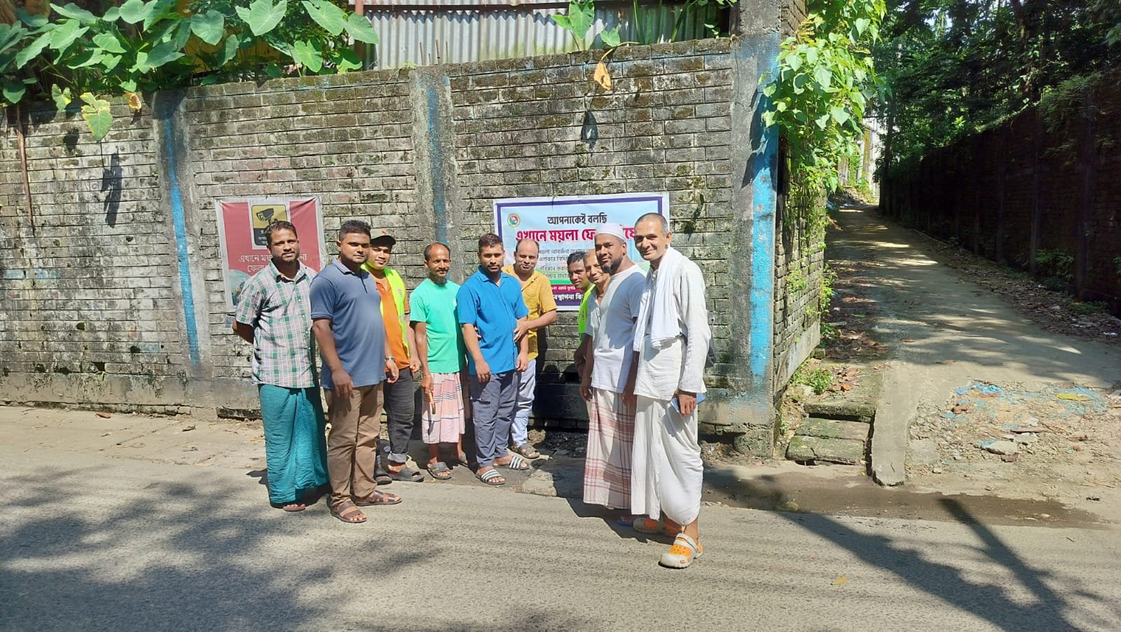 ময়লা দেখলেই ছুটে আসেন জুয়েল, এবার লাগালেন সচেতনতামূলক সাইনবোর্ড