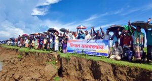 অবৈধভাবে বালু উত্তোলন বন্ধে ও ফসলি জমি রক্ষায় দুই গ্রামবাসীর মানববন্ধন