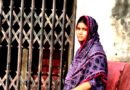 বিয়ের দাবিতে প্রেমিকের বাড়িতে তরুণীর অনশন
