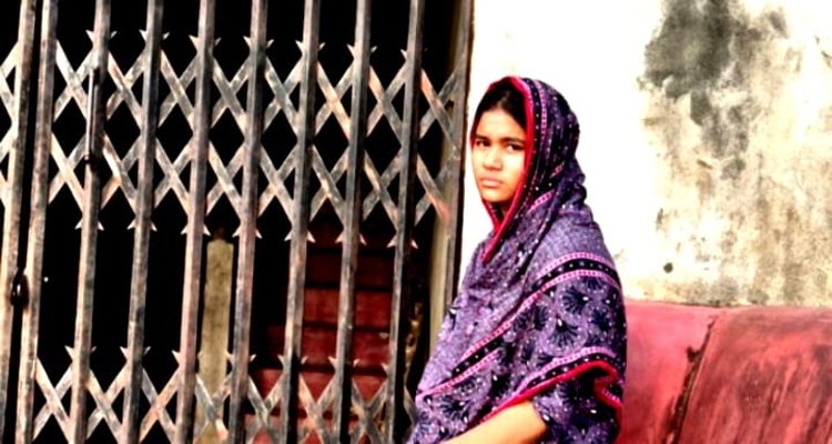 বিয়ের দাবিতে প্রেমিকের বাড়িতে তরুণীর অনশন