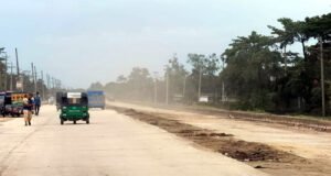 শান্তিগঞ্জে ৪ লেনের কাজ বন্ধ, ধুলায় বিপর্যস্ত জনজীবন: ৭৫ কোটি টাকার প্রকল্পে থমকে আছে কাজ
