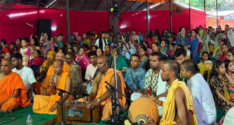 বৃষ্টিতে ভিজেও থামেনি ভক্তদের পদচারণা, সিলেটে পালিত ভক্তিচারু স্বামী মহারাজের ৮১তম ব্যাসপূজা