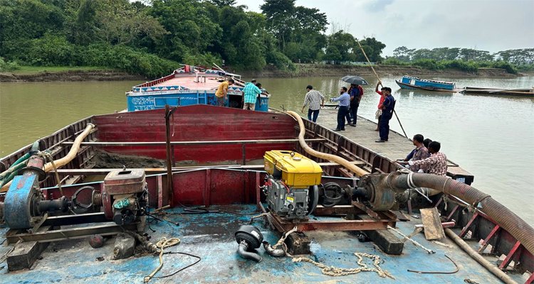 গোয়াইনঘাটে অবৈধ বালু উত্তোলনের বিরুদ্ধে অভিযান: ৮ ড্রেজার ধ্বংস