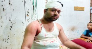 তাহিরপুরে বসতবাড়িতে প্রবেশ করে শিক্ষককে কুপিয়ে জখম