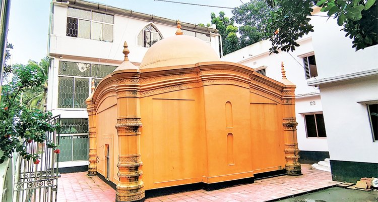 প্রাচীন স্থাপত্য ও কল্পকাহিনি ঘেরা গায়েবি মসজিদ