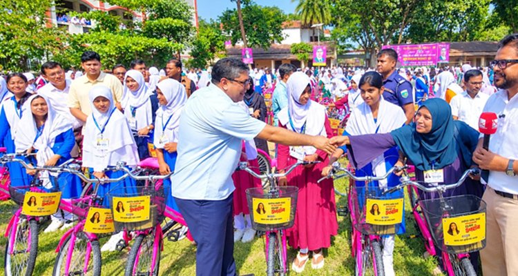 জাইমা রহমানের জন্মদিনে ৫৪৮ ছাত্রীকে বাইসাইকেল দিলেন প্রতিমন্ত্রী