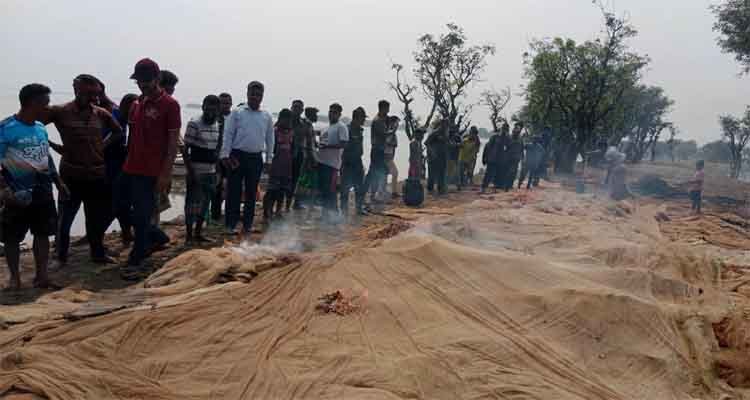 টাংগুয়ার হাওরে ৭ লক্ষাধিক টাকার অবৈধ জাল জব্দ, আগুনে পুড়িয়ে ছাই
