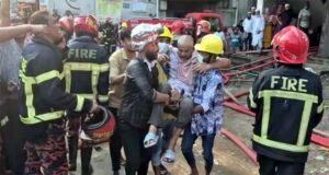 আগুনের ধোঁয়ায় অসুস্থ ৭০ জন কারখানা থেকে উদ্ধার