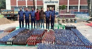 অভিনব কায়দায় পাচারকালে ২ হাজার ৪৮১ বোতল বিদেশি মদ উদ্ধার, গ্রেফতার ২
