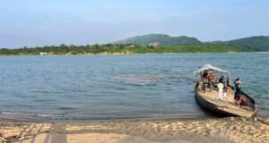 উচ্চ আদালতের নির্দেশে পুনরায় যাদুকাটা নদীতে বালু উত্তোলন চালু