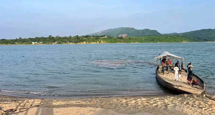 উচ্চ আদালতের নির্দেশে পুনরায় যাদুকাটা নদীতে বালু উত্তোলন চালু