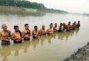 মেঘলা সকালে সুরমার জলে পূর্বপুরুষদের স্মরণে তর্পণ