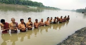 মেঘলা সকালে সুরমার জলে পূর্বপুরুষদের স্মরণে তর্পণ