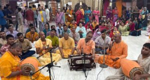 দ্বিতীয় দিনে দীপদান উৎসবে তরুণদের ভিড়