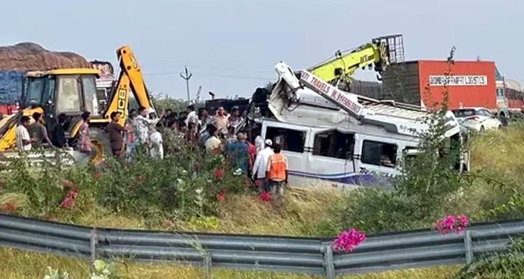 ভারতে যাত্রীবাহী গাড়ি উল্টে নিহত ৮
