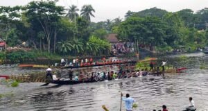 নদীতে ঐতিহ্যবাহী বিজয় দশমীর নৌকা বাইচ