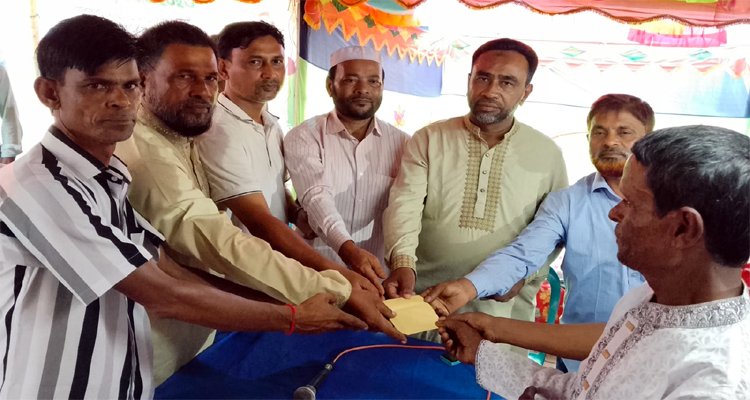 তাহিরপুরে বিভিন্ন মন্দির পরিদর্শন করে অর্থ সহায়তা করেন আবুল হুদা