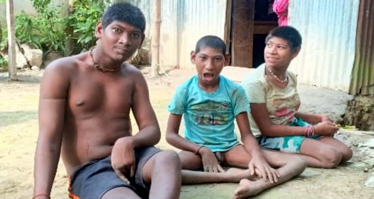 এক হাতে সংসারের বোঝা, অন্য হাতে তিন প্রতিবন্ধী সন্তানের ভবিষ্যৎ নিয়ে দুশ্চিন্তা