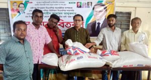 বড় ভাকৈর ইউনিয়নে ১২টি পূজামণ্ডপে বিএনপি নেতা শাহীদের চাল-ডাল বিতরণ